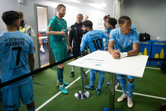 AFC Eskilstunas spelare i väntan på avspark i