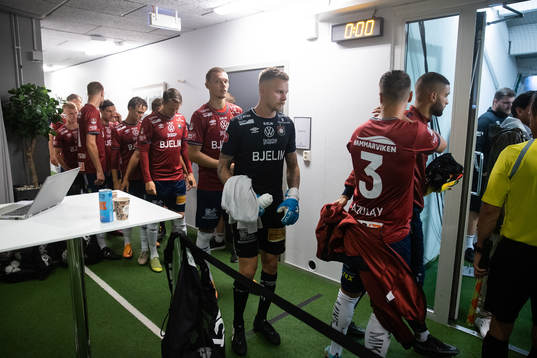 Örgrytes spelare i väntan på avspark i  fotbollsmatchen