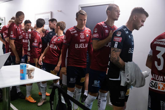Örgrytes spelare i väntan på avspark i  fotbollsmatchen
