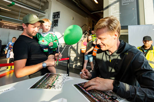 Anton Bengtsson skriver autografer
