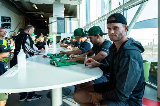 Kim Rosdahl skriver autografer