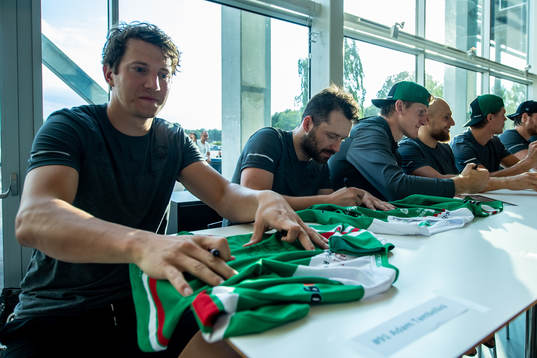 Adam Tambellini och Riley Sheen skriver autografer