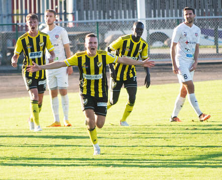 IFK Hässleholms Danny Gunnarsson nickar in 1-2 i matchen i
