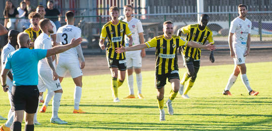 IFK Hässleholms Danny Gunnarsson nickar in 1-2 i matchen i