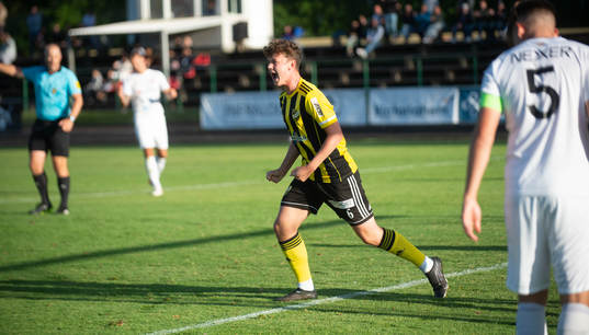 IFK Hässleholms Max Nilsson har gjort 0-1 och jublar i