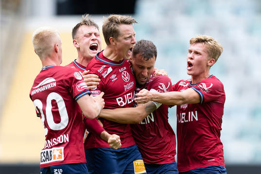 Örgrytes Viktor Lundberg  jublar med lagkamrater