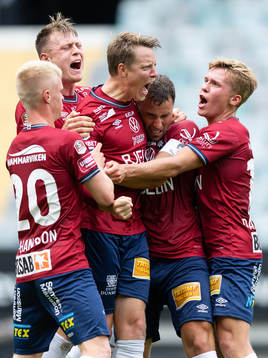 Örgrytes Viktor Lundberg  jublar med lagkamrater
