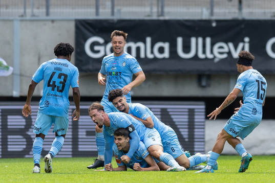 AFC Eskilstunas Amar Muhsin jublar med lagkamrater