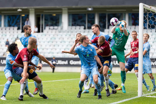 AFC Eskilstunas målvakt Nick Wolters boxar undan bollen
