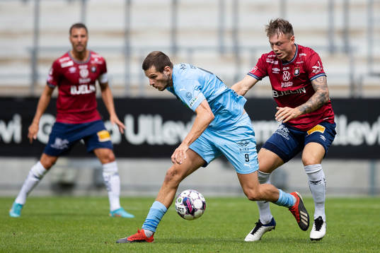 AFC Eskilstunas Ashley Coffey och Örgrytes Marcus Haglind