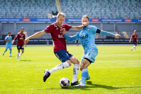 Örgrytes Elias Gustafson och AFC Eskilstunas Abdelkarim