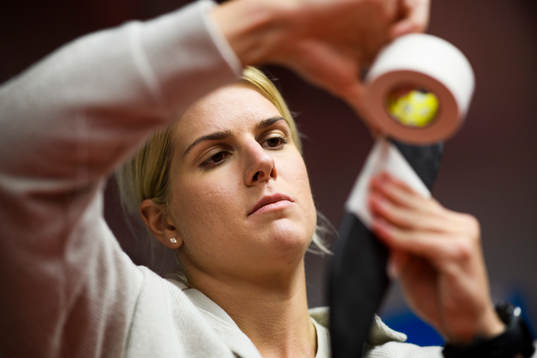 Luleås Emma Nordin tejpar klubban i omklädningsrummet