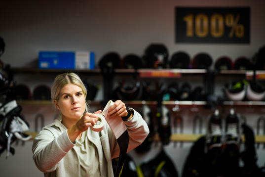 Luleås Emma Nordin tejpar klubban i omklädningsrummet