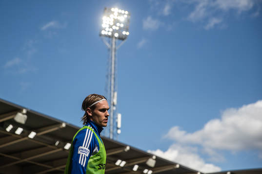IFK Norrköpings Darrell Kamdem Tibell värmer upp