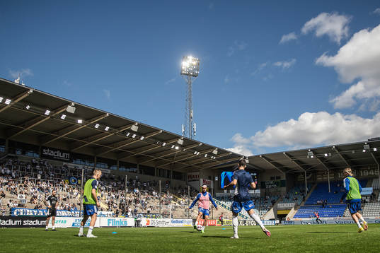 IFK Norrköpings spelare värmer upp