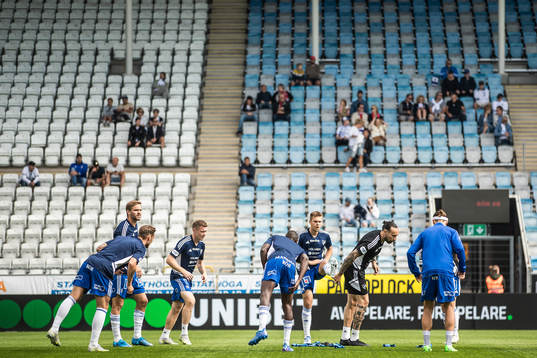 IFK Norrköpings spelare värmer upp