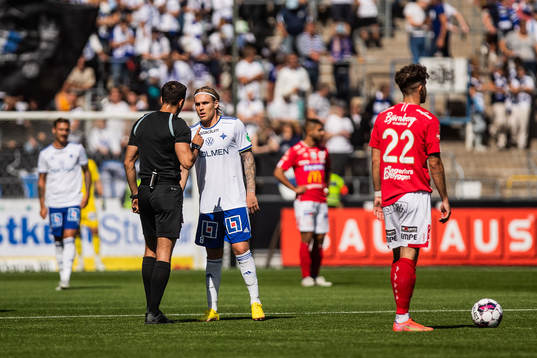 IFK Norrköpings Arnor Sigurdsson och domare Granit
