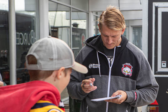 Malmö Redhawks Emil Sylvegård skriver autografer