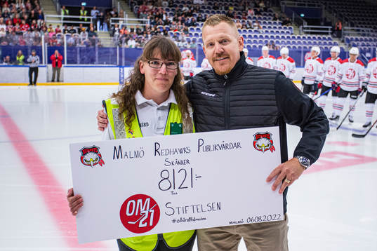 OM21 All-Stars tränare Jesper Mattsson mottar en check av