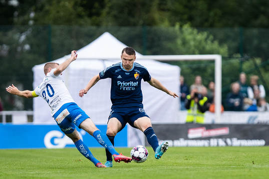 Värnamos Freddy Winsth och Djurgårdens Piotr Johansson
