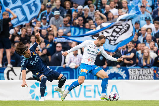 Djurgårdens Gustav Wikheim och Värnamos Evaldo Nascimento