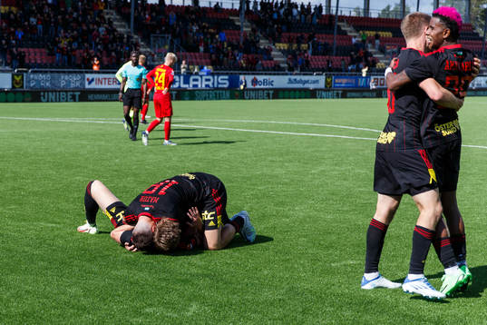 Östersunds Myroslav Mazur jublar med Sebastian Karlsson