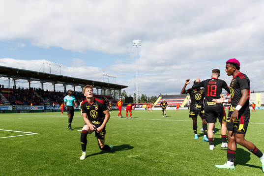 Östersunds Sebastian Karlsson Grach  jublar