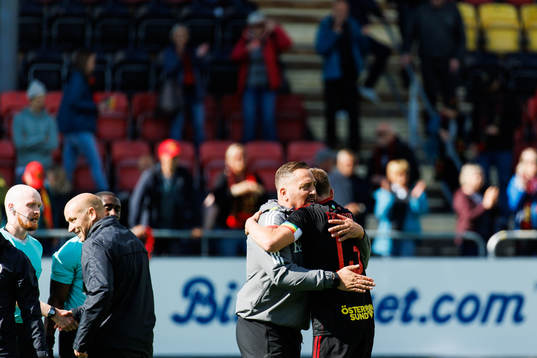 Östersunds tränare Magnus Powell klappar om Ludvig