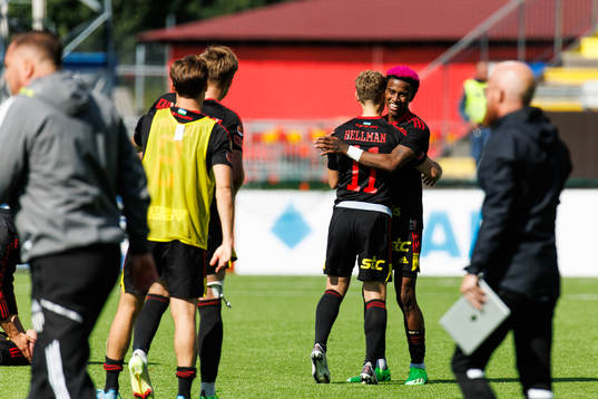 Östersunds Henrik Bellman jublar med Östersunds Chovanie