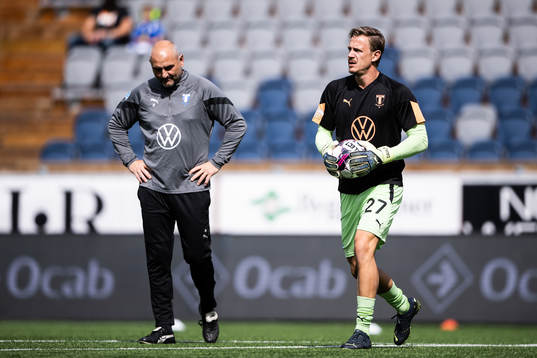 Malmö FFs målvakt Johan Dahlin värmer upp
