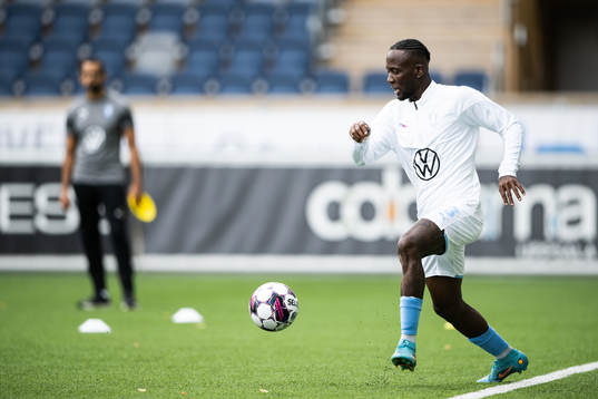 Malmö FFs Mohamed Buya Turay värmer upp
