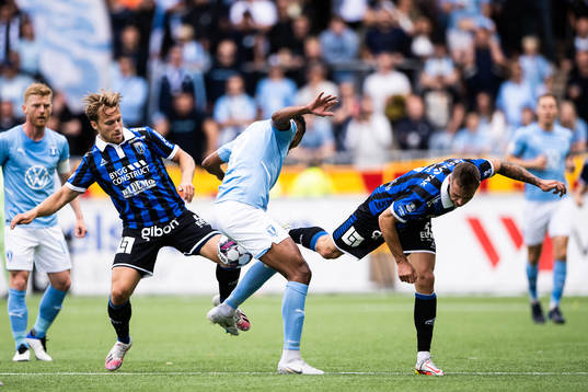 Sirius Daniel Stensson och Filip Rogic mot Malmö FFs Isaac