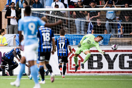 Malmö FFs målvakt Johan Dahlin med en räddning