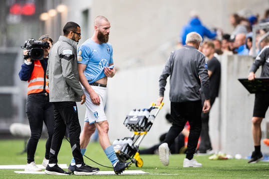 Malmö FFs Jo Inge Berget lämnar planen skadad