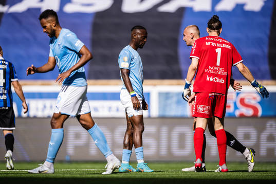 Malmö FFs Mohamed Buya Turay deppar