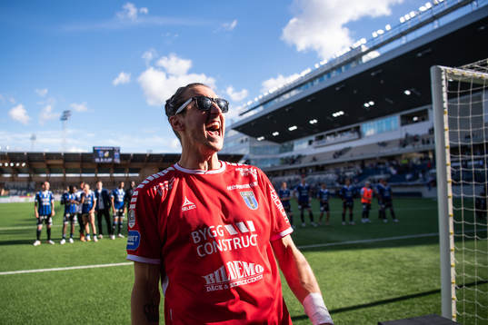 Sirius målvakt David Mitov Nilsson jublar
