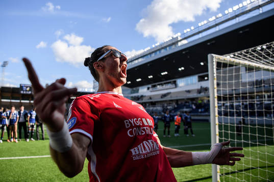 Sirius målvakt David Mitov Nilsson jublar