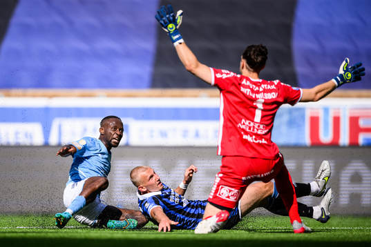 Malmö FFs Mohamed Buya Turay mot Sirius Jakob Voelkerling