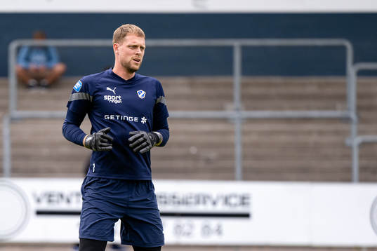 Halmstads målvakt Malkolm Nilsson Säfqvist före