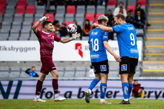 Halmstads Emil Tot Wikström och Villiam Dahlström jublar