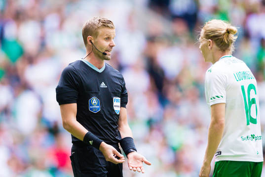 domare Glenn Nyberg och Hammarbys Gustav Ludwigson