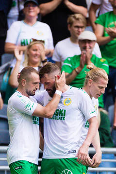 Hammarbys Veton Berisha jublar med Mads Fenger