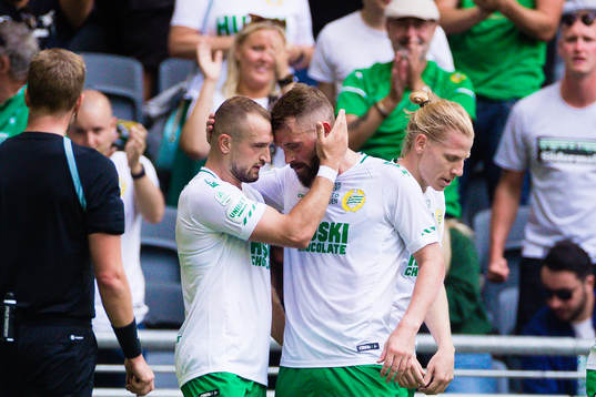 Hammarbys Veton Berisha jublar med Mads Fenger