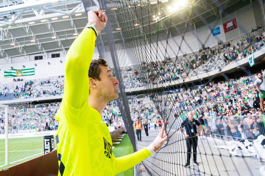 Hammarbys målvakt Davor Blazevic jublar