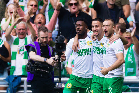 Hammarbys Abdelrahman Saidi (m) jublar med Shaquille Pinas
