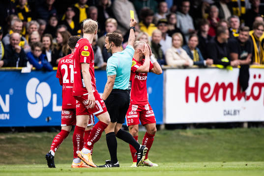Elfsborgs Simon Strand tilldelas ett gult kort