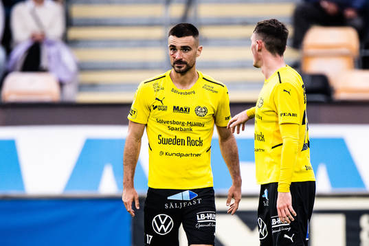 Mjällbys Viktor Gustafson med en skada