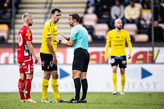 Domare Kristoffer Karlsson i samtal med Elfsborgs Simon