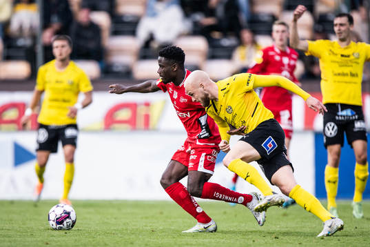 Elfsborgs Michael Baidoo och Mjällbys Adam Ståhl