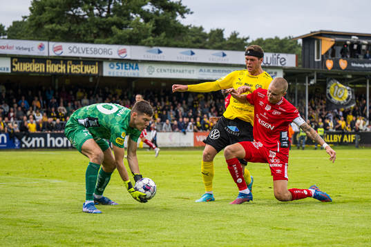 Elfsborgs målvakt Hákon Valdimarsson räddar framför